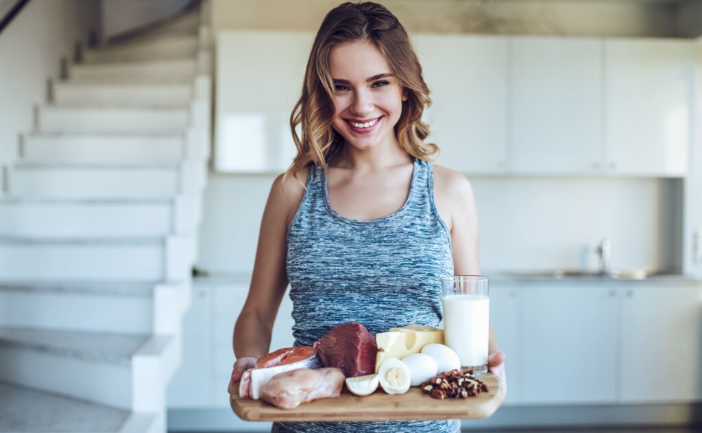 女性がタンパク質の豊富な食材を持っている、天白区パーソナルジム、タンパク質の効果的な摂取
